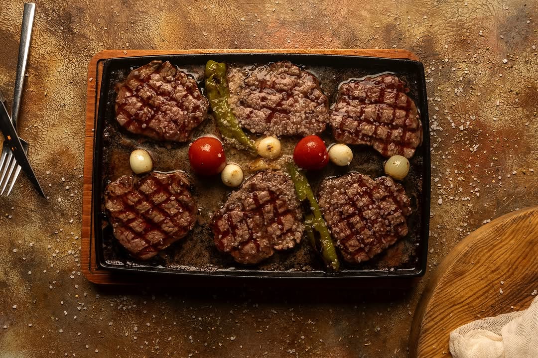sťavnaté-hovězí-maso-s-karamelizovanou-cibulí-a-zeleninou
